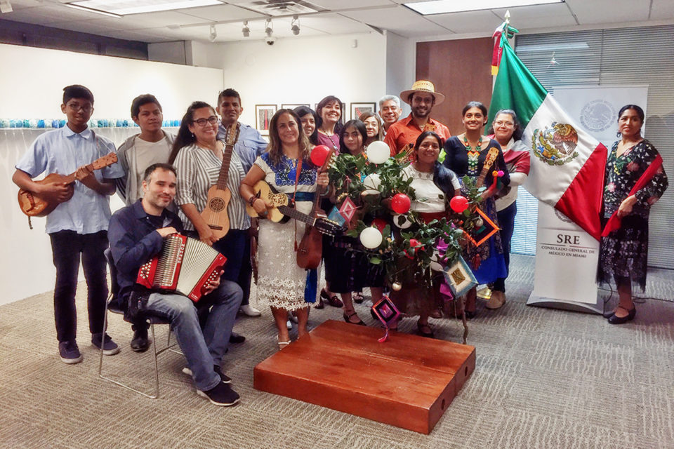 Los-7-Dias-Miami-celebra-la-Navidad-a-ritmo-de-son-jarocho