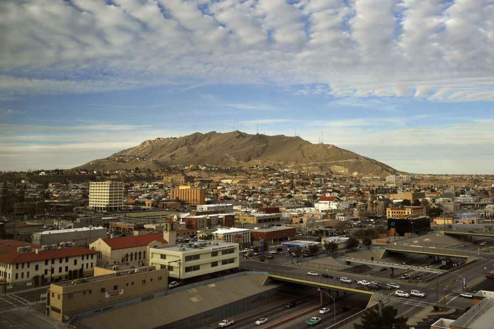 El Paso se encuentra en el Río Grande, frente a la ciudad mexicana de Juárez,