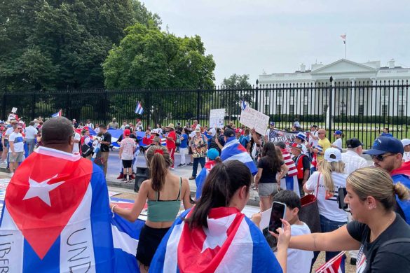 Cubano-americanos de diferentes regiones de Estados Unidos se dieron cita frente a la Casa Blanca.