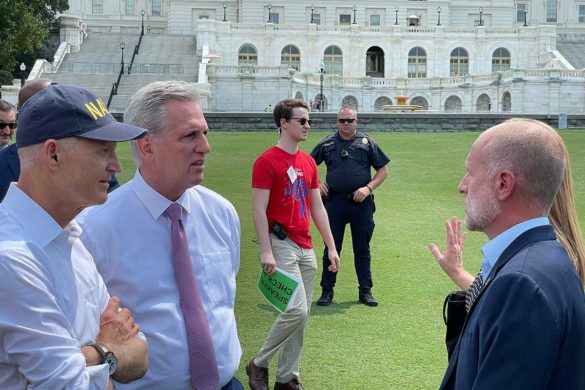 En primer plano, de izquierda a derecha, el senador Rick Scott, el líder republicano Kevin McCarthy y Brendan Carr, Director de la FCC.